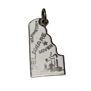 Delaware DE Vintage 50 State Souvenir Silvertone Enamel Bracelet Charm White